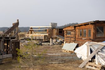 Nach Westernstadt-Aus im Erzgebirge: Warum Geyer nun den Ärger und hohe Kosten hat - Bis vor Kurzem standen noch die Reste der einstigen Westernstadt bei Geyer. Nun wurden sie abgebaut.