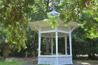 Nach wiederholtem Vandalismus am Pavillon im Albertpark Freiberg: Kommt die Videoüberwachung? - Im Albertpark in Freiberg ist der Pavillon jüngst renoviert worden. Allerdings wurde er schon wieder beschmiert.