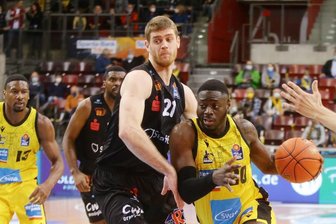 Nach Wimberg-Verletzung: Niners Chemnitz holen Ex-Spieler zurück - Ivan Karacic kam im Sommer 2021 eigentlich nur als Trainingsspieler zu den Niners Chemnitz. Durch starke Leistungen und aufgrund personeller Probleme stand er im Herbst und Winter aber in neun BBL-Spielen auf dem Parkett - hier Anfang November beim 76:74-Sieg in Ludwigsburg.