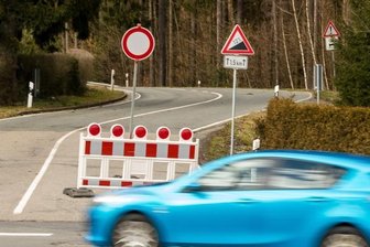 Nach Winterstürmen weiter Straße gesperrt - Wieder gesperrt: die Eisenstraße bei Waldkirchen. 