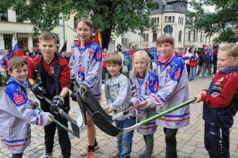 Nach wochenlanger Debatte: Schönheide eist Stadion auf - Vorm Rathaus absolvierte der Eishockey-Nachwuchs am Donnerstag eine öffentliche Trainingseinheit. Mit Nachdruck machten die Mädchen und Jungen darauf aufmerksam, wie wichtig die Eiszeit ist.