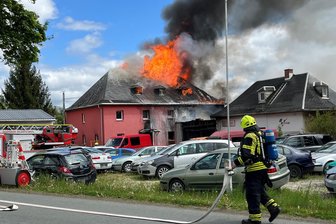 Nach Wohnhaus-Brand in Oelsnitz: Gesundheitszentrum sammelt Spenden für Familie – „Jeder Euro hilft“ - Das Feuer am 4. Mai zerstörte das Hab und Gut der Familie Al Najjar.