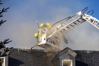 Nach Wohnhausbrand am Markt in Schwarzenberg: Wie geht es den ehemaligen Bewohnern? - Der Wohnhausbrand Mitte Dezember am Markt in Schwarzenberg hatte die Einsatzkräfte massiv gefordert.