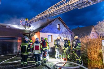Nach Wohnhausbrand: Familie im Erzgebirge erfährt Welle der Hilfsbereitschaft - Der Wohnhausbrand in der Erlbacher Straße in Lugau forderte Dutzende Feuerwehrleute.
