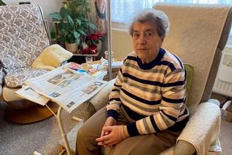 Nach Wohnhausbrand in Augustusburg: Inge Keul sucht einen Weg aus ihrer Krise - Inge Keul in der Wohnung ihres Lebensgefährten in Augustusburg. Die beiden Sessel gehören zu den wenigen Dingen, die ihr geblieben sind nach dem Brand des Hauses, in dem sie früher wohnte.