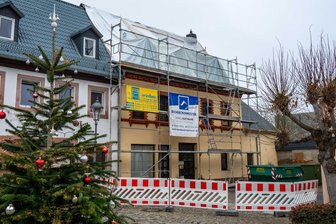 Nach Wohnhausbrand in Rochlitz: Familie ist zu Weihnachten wieder vereint - Der Blick auf das abgebrannte Haus in Rochlitz kurz vor Weihnachten.