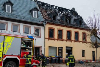 Nach Wohnhausbrand in Rochlitz: Neunköpfige Familie braucht ein neues Heim - Das betroffene Wohnhaus in Rochlitz am Morgen nach dem Brand.