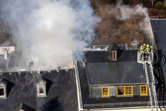 Nach Wohnungsbrand am Markt im Erzgebirge: Was die Polizei zur Ursache weiß - Einen Großeinsatz der Feuerwehr hatte es Mitte Dezember am Schwarzenberger Markt gegeben.