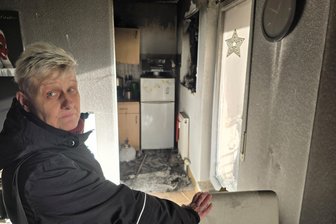 Nach Wohnungsbrand in der Werdauer Innenstadt: 15-Jähriger stellt sich der Polizei - Alles in dem geschmackvoll eingerichteten Wohnzimmer von Bärbel Schlüssler ist von einer schmierigen Rußschicht bedeckt. Die kleine Küche wurde bei dem Brand besonders in Mitleidenschaft gezogen.