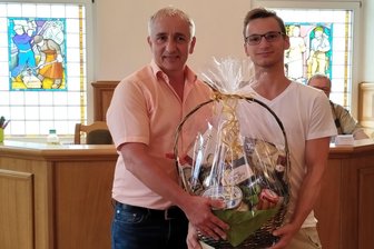 Nach Wohnungsbrand in Elsterberg: Bürgermeister dankt umsichtigem Retter - Axel Markert (links) übergibt ein Präsent an Julian Reif.