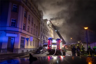 Nach Wohnungsbrand in Plauen: Was über die Brandursache bekannt ist - Der Brand in dem Mehrfamilienhaus hatte in der Nacht zu Samstag einen Großeinsatz der Feuerwehr ausgelöst.