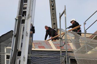 Nach Wohnungsbrand in Schwarzenberg: Fachfirma nimmt Notsicherung der Dächer vor - Die Firma Schwarz nimmt eine Notsicherung der Dächer am Brandobjekt am Markt Schwarzenberg vor.
