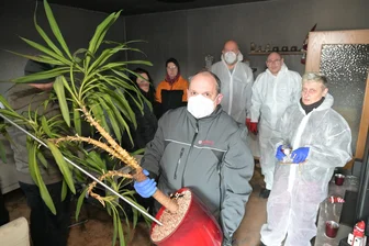 Nach Wohnungsbrand in Werdau: Kollegen und Freunde helfen 55-Jähriger beim Ausräumen - Rico Seifert (vorn) von den Johannitern half gemeinsam mit anderen Bärbel Schlüssler (rechts) beim Beräumen der Wohnung.