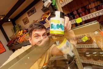 Nach Wumms und Doppel-Wumms: Vogtländer will dem Kanzler "Bums" liefern - Gerry Hallbauer hat Bums. Für seine Gemüsepaste kauft der Plauener im Hofladen in Neundorf ein.