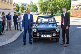 Nach XXL-Umleitung in Meerane: Behördenchefs proben Schulterschluss - Lothar Ungerer (links) und Carsten Michaelis zur Verkehrsfreigabe auf der Altmarkt-Kreuzung.