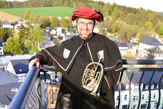 Nach zaghaftem Start: Erzgebirger hat jetzt einen richtig guten Ruf - Der Thumer Türmer Matthias Barth auf dem Turm der St.-Annen-Kirche.