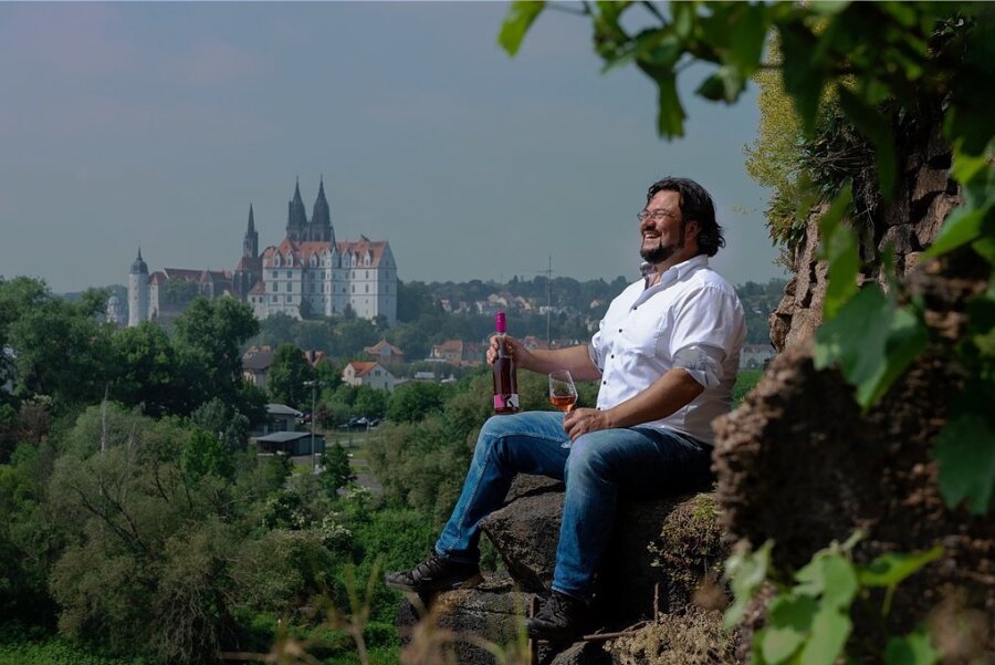 "Nach zehn Jahren Arbeit endlich Winzer" - Der Meißner Winzer Andreas Kretschko hat gut Lachen: Endlich geht das normale Geschäft wieder los. Sein Wein reift mit besten Aussichten - zum Beispiel auf die Albrechtsburg. 