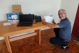 Nach zehn Jahren im Landtag: Vogtländer gründet Service-Firma - Für eine Kleinfirma installiert Stephan Hösl einen neuen Router nebst Telefon und Laptop.