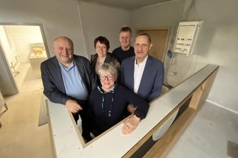 Nach zehn Jahren Leerstand in Neumark: Unternehmer möbelt Gaststätte auf - schon der Name macht Appetit - Auch der neue Tresen nimmt Konturen an. Kay Oertel (links) und Evi Hölzel von Oertels Möbelwerkstätten, Kerstin (vorn) und Steffen Rudolph sowie Bürgermeister Sven Köpp (rechts).
