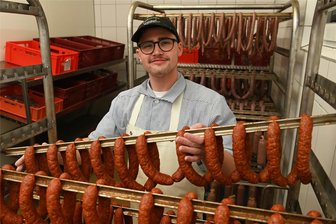 Nach zehn Jahren: Neuer Azubi in der Rochsburger Landfleischerei - Florian Grell macht eine Ausbildung im Fleischerhandwerk. Für die Rochsburger Landfleischerei in Penig ist er ein Glücksfall, denn zehn Jahre lang hat es dort keine Azubis mehr gegeben.
