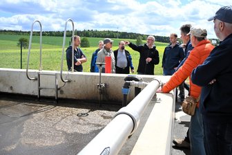Nach zehn Jahren Planung: Kläranlage in Hauptmannsgrün eingeweiht - Christian Teubert vom Zwav erklärt Bürgern die Funktionsweise der Klärbecken.