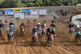 Nach zehn Jahren wieder Motocross in Reinsdorf: Rückkehr mit tausenden Fans und vielen mittelsächsischen Piloten - Wieder Motocross in Reinsdorf: Der Start zum 1. Lauf der Amateurklasse am Samstag war der erste Start auf der 1,5 Kilometer langen Strecke nach zehn Jahren Pause. Am Ende gab es für viele mittelsächsische Piloten Grund zum Jubeln. 