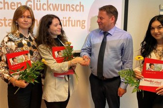 Nach Zeitungsbericht ging es plötzlich ganz schnell: Ukrainerinnen erhalten Sprach-Zeugnisse - Nataliia, Mila und Marina (von links) sind froh, über ihr Abschlusszeugnis. Markus Petzold gratuliert.