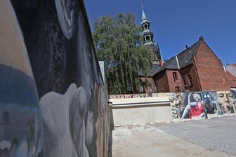 Nach Zerstörung von Zwickaus bekanntestem Wandbild: Ist das XXL-Graffiti noch zu retten? - Etwa ein Drittel des Wandbildes ist verschwunden, dazu kommen Eingriffe am Fuße des XXL-Graffitos infolge des Parkplatzbaus im vergangenen Jahr.