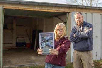 Nach Zeugensuche für gestohlenen Oldtimer aus Treuen: Gibt es neue Hinweise? - Das Golf Cabrio ist nicht mehr in der Garage von Familie Krieglstein. Tochter Nancy und Vater Thomas hoffen weiterhin, dass sich Zeugen bei der Familie oder Polizei melden.