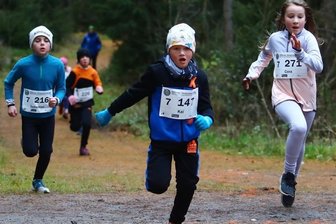 Nach Zittern läuft's wie geölt - Für alle Altersklassen gab es in Geyer beim 10. Offenen Vereinslauf derWSG Schwarzenberg-Wildenau unterschiedlich lange Strecken zu absolvieren. So auch in der AK 7, in der Arne Klaus (M.) vom SSV Geyer die 800 Meter gewann.