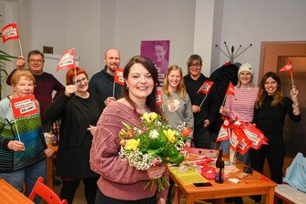 Nach Zitterpartie: Mittelsachsens Linke bleibt nun doch ohne Sitz im Bundestag - Nach den ersten Hochrechnungen feierten die Linken im Döbelner Parteibüro ihre mögliche mittelsächsische Bundestagsabgeordnete in spe: Nicole Weichhold hatte gute Chancen, über die Landesliste in den Bundestag einzuziehen.