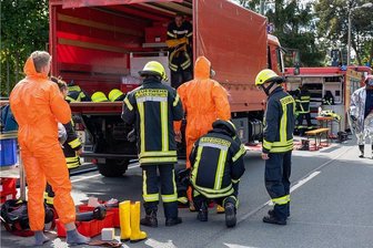 Nach Zufallsfund: Inhalt des Plauener Giftfasses steht jetzt fest - Wegen der aufwendigen Bergung des Gefahrgutfasses war der Verkehr an der B 92 Ende September für Stunden lahmgelegt.