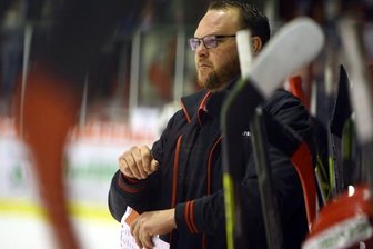 Nach Zusammenbruch: Eispiraten-Trainer steht wieder hinter der Bande - Eispiraten-Trainer Chris Lee