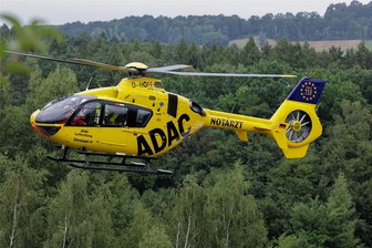 Nach Zusammenprall und Rettungshubschrauber-Einsatz auf dem Sportplatz in Waldenburg: So geht es dem verletzten Kicker vom TSV Crossen - Der Rettungshubschrauber war am Sonntag bei zwei Sportveranstaltungen im Einsatz – erst beim Radrennen auf dem Sachsenring bei Hohenstein-Ernstthal und dann auf dem Fußballplatz in Waldenburg.