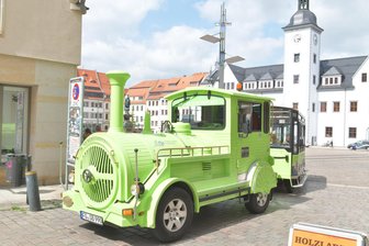 Nach Zwangspause: Silberstadtbahn rollt wieder durch Freibergs Altstadt - Die Silberstadtbahn in Freiberg hat nach der Zwangspause wieder ihren Dienst aufgenommen.