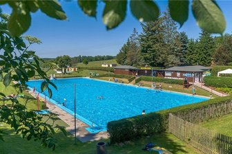 Nach Zwangsschließung: Lengefelder Freibad kann wieder öffnen - Das Freibad Lengefeld kann dank notdürftiger Reparaturen wieder öffnen. Doch die langfristige Zukunft bleibt ungewiss. 