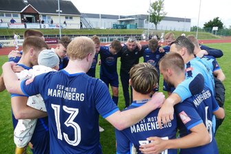 Nach zwei Abstiegen in Folge: Einstiger Fußball-Oberligist aus dem Erzgebirge kriegt die Kurve - Motor-Trainer Julian Schröter kann wieder auf eine eingeschworene Truppe bauen.