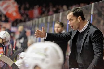 Nach zwei Derby-Pleiten: Eispiraten-Bosse treffen sich am Montagabend zum Krisengipfel - Marian Bazany steht im Mittelpunkt der Kritik aus dem Fanlager. Der Trainer, der die Mannschaft in der Saison 2021/22 in die Play-offs geführt hat, besitzt einen Vertrag bis Frühjahr 2024. 