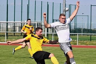 Nach zwei Doppelschlägen auf Kurs - Hier kann der Freiberger Jan Gottschalk (l.) Jakob Friedemann vom Hainichener FV stoppen Am Ende siegte der Gastgeber aber klar. 