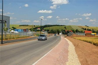 Nach zwei Jahren Bauzeit: Endlich wieder freie Fahrt auf Gabelsbergerstraße in Reinsdorf - Auf der Gabelsbergerstraße in Reinsdorf können nach zwei Jahren Ausbau jetzt auch andere Autos als Bagger und Baumaschinen fahren.