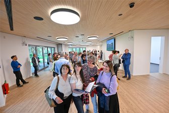 Nach zwei Jahren Bauzeit: Hippodrom im Stadtpark von Limbach-Oberfrohna eröffnet - Besonders der neue Veranstaltungsraum im Hippodrom zog viele neugierige Besucher an. Hier wird künftig der Stadtrat seine Sitzungen abhalten.
