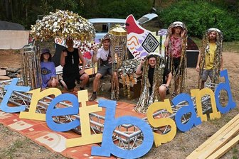 Nach zwei Jahren Coronapause: Endlich wieder Festivalfeeling in der Harthaer Sandgrube - Der Rochlitzer Jugendclub Szene sorgt mit seinem Deko-Team für das passende Ambiente auf dem Festivalgelände.