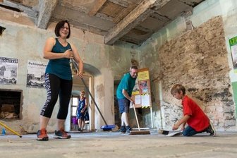 Nach zwei Jahren Pause: 17. Schlossfest steigt am Wochenende in Treuen - Alexandra Schrader, Ralf Polster und Fabian Alexander Nützel (von links) bringen den neuen Fußboden im Schloss auf Vordermann.Foto: David Rötzschke