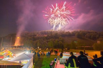 Nach zwei Jahren Pause lodern wieder die Hexenfeuer - Am Samstag soll am Feuerwehrdepot in Bad Schlema ab 18 Uhr das Walpurgisfeuer lodern. 22 Uhr ist, wie hier im Bild am 30. April 2018, ein Feuerwerk vorgesehen. 