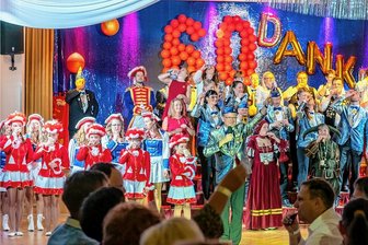 Nach zwei Jahren Pause: Narren sind außer Rand und Band zwischen Hetzdorf und Rochlitz - Mit einer kostenfreien Galaveranstaltung hat sich der Rochlitzer KCR bei 170 geladenen Gästen für 60 Jahre Treue bedankt. Angestoßen wurde auf die guten alten Zeiten und die nächsten 60.