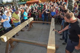 Nach zwei Jahren Pause wieder Wettnageln in Dürrengerbisdorf - Das Wettnageln war auch beim bislang letzten Dürrengerbisdorfer Teichfest 2019 ein Zuschauermagnet.