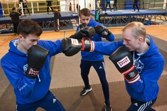 Nach zwei Jahren Pause: Wölfe boxen wieder (fast) daheim - Endlich geht es für die Boxer der Chemnitzer Wölfe wieder in einen Wettkampf in der eigenen Stadt: Artur Orlov, Martin Grohmut und Yves Kentsch (von links) bereiten sich auf das Duell am Samstag gegen den TSV 1860 München vor. 