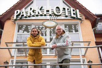 Nach zwei Jahren Schließung: Neue Eigentümer eröffnen Hotel im Vogtland wieder - Thomas Siebels (rechts) hat das Parkhotel in Bad Brambach gekauft. Am Samstagmittag wird es eröffnet. Ansprechpartner im Haus wird sein Lebensgefährte José Narvaez (links).