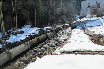 Nach zwei Jahren Stillstand: Arbeiten am Dorfbach Schönheide sollen wieder aufgenommen werden - Das Bild von der Baustelle am Dorfbach in Schönheide entstand im März 2021. Die Arbeiten ruhen seit Oktober 2020. Foto: Ralf Wendland
