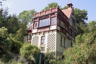 Nach zwei Jahren Stillstand: Vogtland soll einen märchenhaften Wanderweg bekommen - Das idyllisch gelegene Hermann-Vogel-Haus bei Krebes im Burgsteingebiet (Gemeinde Weischlitz). Drumherum soll es möglichst noch in diesem Sommer einen Märchen-Wanderweg geben.